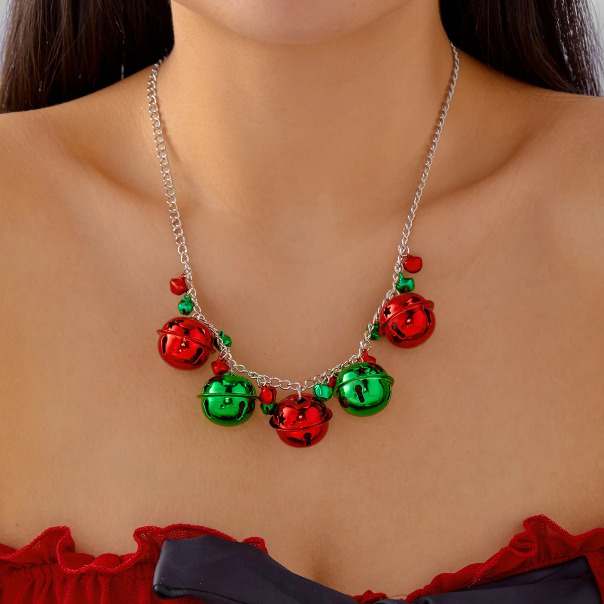 Silberne Halskette mit unterschiedlichen weihnachtlichen Charms und bunten festlichen Gloeckchen