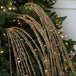 Goldene Glitzer Deko-Zweige mit langen geschwungenen Haengern als eleganter Schmuck fuer den Weihnachtsbaum