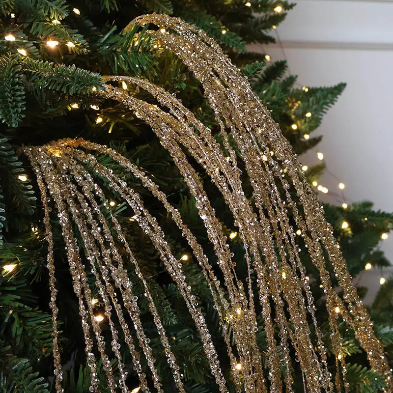 Goldene Glitzer Deko-Zweige mit langen geschwungenen Haengern als eleganter Schmuck fuer den Weihnachtsbaum
