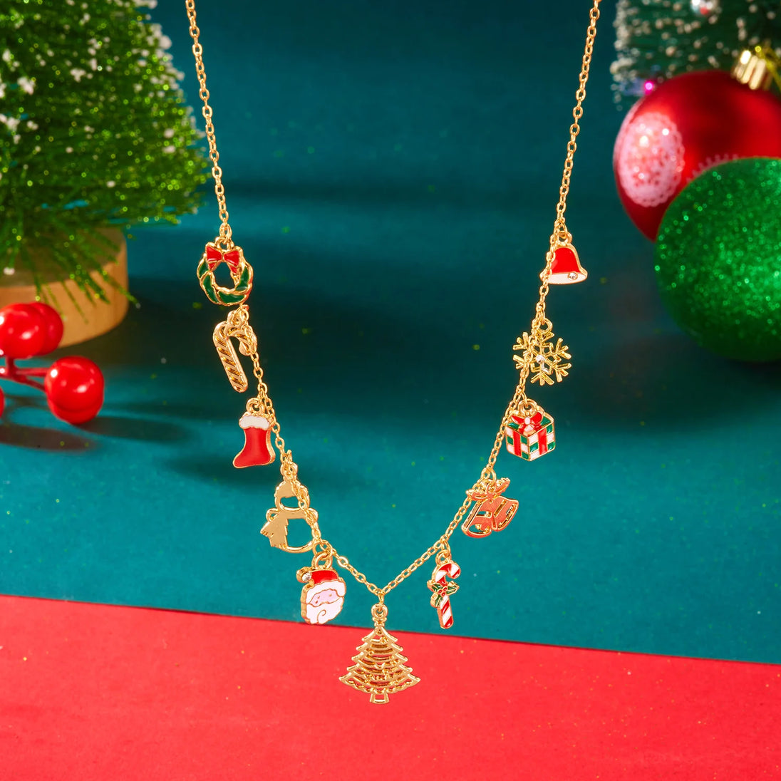 Festliche Charm-Halskette in Goldoptik mit verschiedenen dekorativen Weihnachtsanhängern
