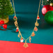 Festliche Charm-Halskette in Goldoptik mit verschiedenen dekorativen Weihnachtsanhängern