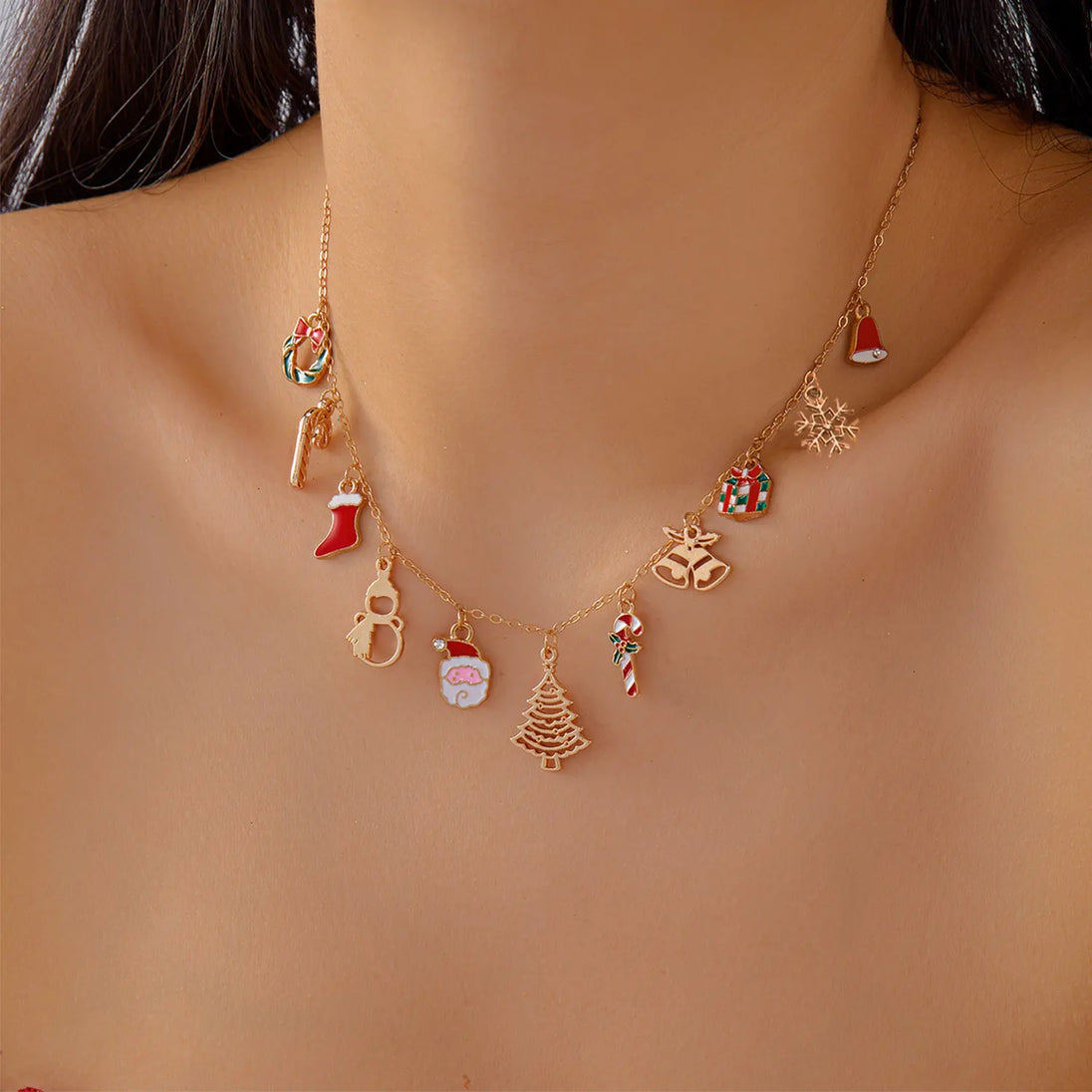 Goldfarbene Weihnachts-Halskette mit verschiedenen festlichen Charms und farbenfrohen Anhängern