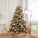 Kuenstlicher Weihnachtsbaum mit gold-weisser Dekoration, Weihnachtskugeln und festlicher Beleuchtung