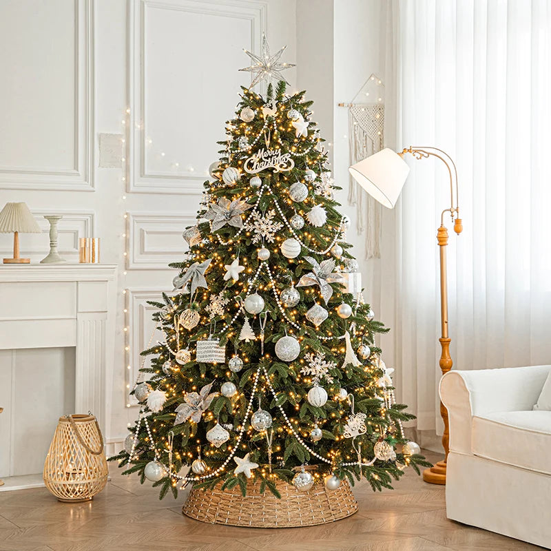 Kuenstlicher Weihnachtsbaum mit gold-weisser Dekoration, Weihnachtskugeln und festlicher Beleuchtung