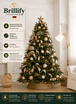 Festlich geschmueckter kuenstlicher Weihnachtsbaum mit gold-weisser Dekoration und warmer Beleuchtung