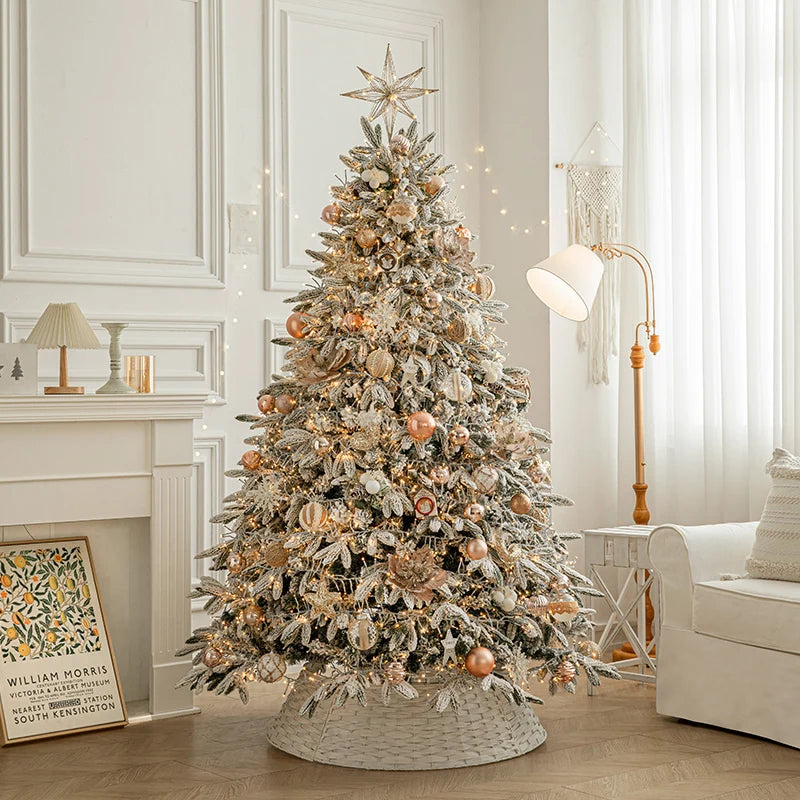 Kuenstlicher Weihnachtsbaum in warmer Kuerbis-Karamell Optik mit festlicher Dekoration und Beleuchtung