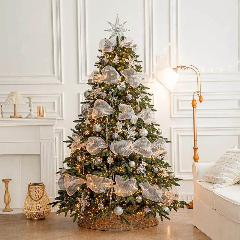 Kuenstlicher Weihnachtsbaum mit rosa-goldenem Weihnachtsschmuck, Schleifen und festlicher Beleuchtung