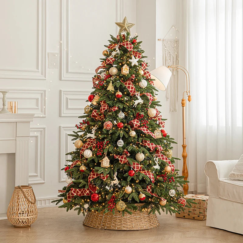 Kuenstlicher Weihnachtsbaum mit klassischer rot-goldener Weihnachtsdekoration und festlicher Beleuchtung