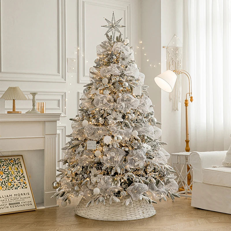 Kuenstlicher Weihnachtsbaum in eleganter Creme-Weiss Optik mit winterlicher Dekoration und Beleuchtung
