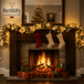 Festlich beleuchtete Weihnachtsgirlande am Kamin mit Weihnachtsstrümpfen, Geschenken und weihnachtlicher Dekoration