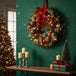 Beleuchteter Weihnachtskranz 40 cm mit roter Schleife, roten Kugeln und künstlichem Tannengrün als festliche Weihnachtsdekoration