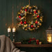 Künstlicher LED Weihnachtskranz mit roten Akzenten, Tannengrün und warmweißer Beleuchtung für Wand und Wohnbereich