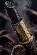 Diamond Painting mit schwarzem Lippenstift in goldener Hülse und glänzenden Wassertropfen, Mockup, Pixelvorschau