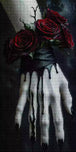 Hand mit dunklen Rosen und schwarzer Tinte als Diamond Painting Motiv. Mock up