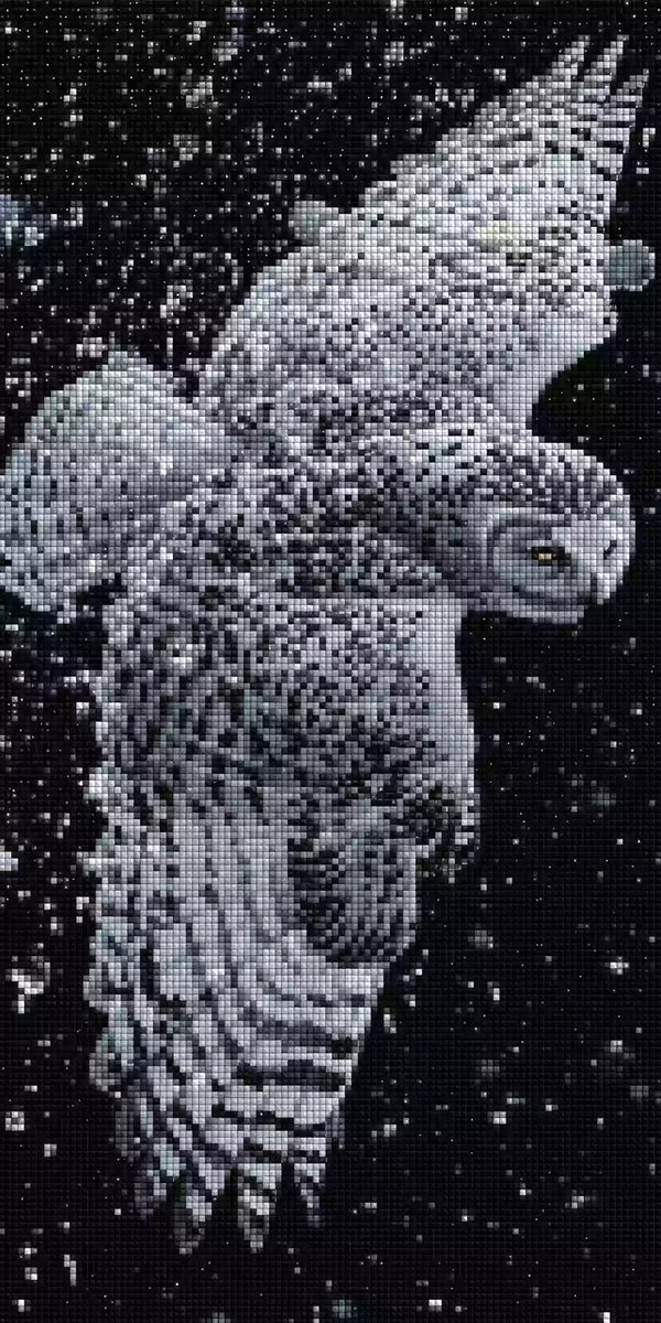 Diamond Painting mit fliegender Schneeeule, ausgebreiteten Flügeln und Kristallsplittern auf schwarzem Grund Mockup Pixelvorschau