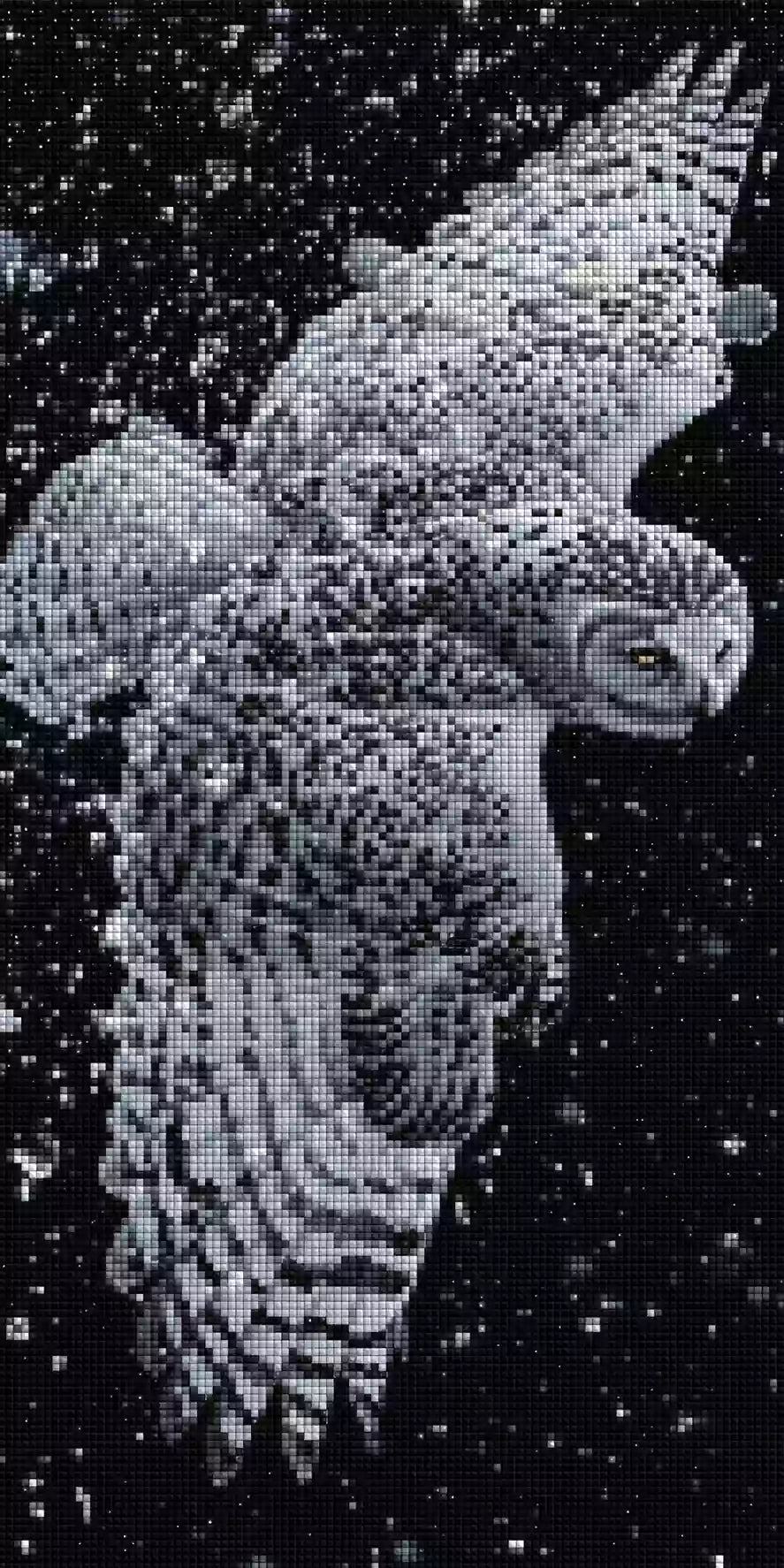 Diamond Painting mit fliegender Schneeeule, ausgebreiteten Flügeln und Kristallsplittern auf schwarzem Grund Mockup Pixelvorschau