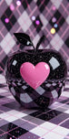 Diamond Painting mit schwarzem glänzendem Apfel, rosa Herz und violett-schwarzem Rautenmuster