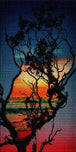 Dramatischer Sonnenuntergang am Meer mit Baum als Diamond Painting. Mock up