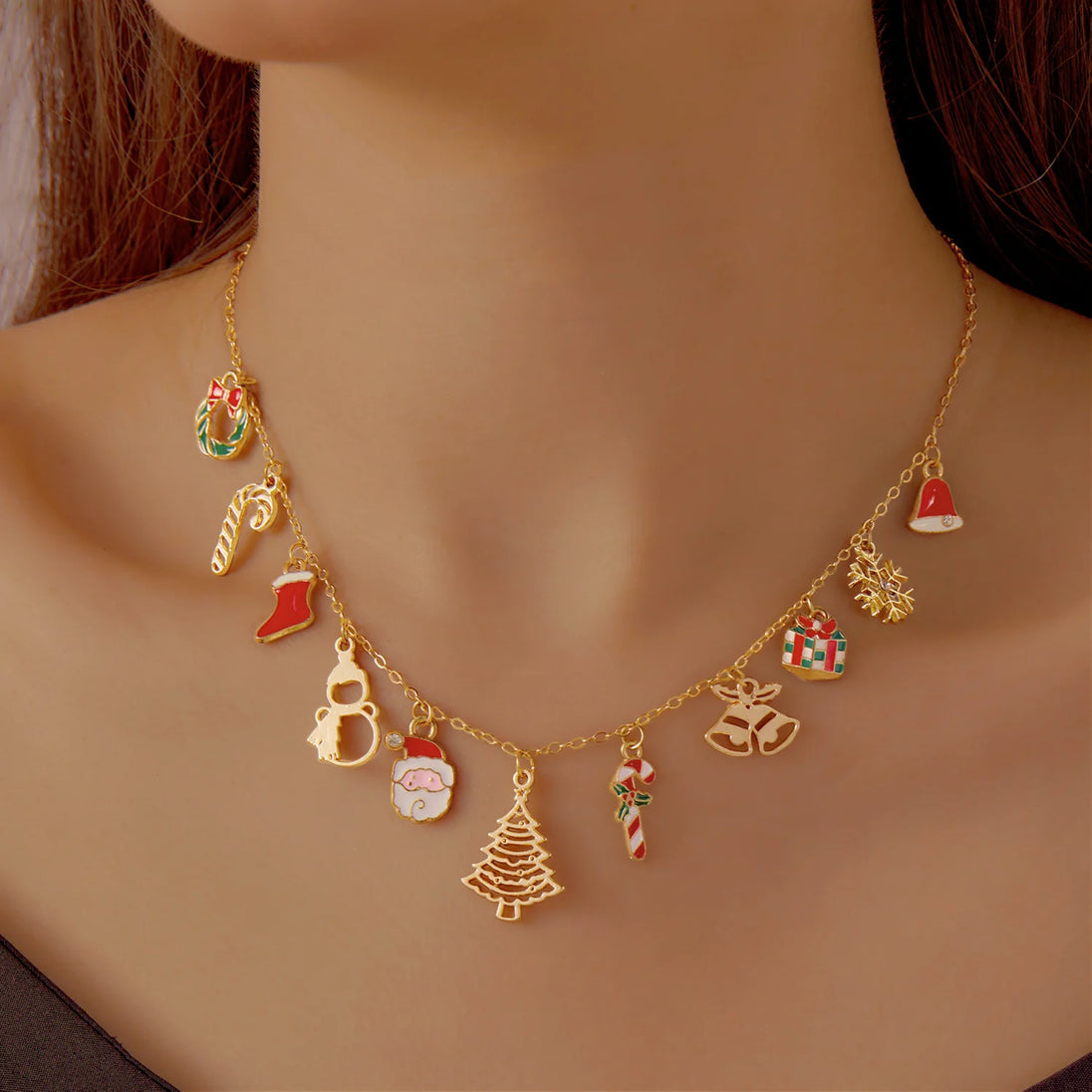 Goldfarbene Weihnachts-Halskette mit verschiedenen festlichen Charms und farbigen Weihnachtsmotiven