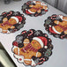 Weihnachtliche Tischsets mit Lebkuchenmann, Weihnachtsmütze, Zuckerstangen, Beeren und Schneeflocken für die festliche Tischdekoration