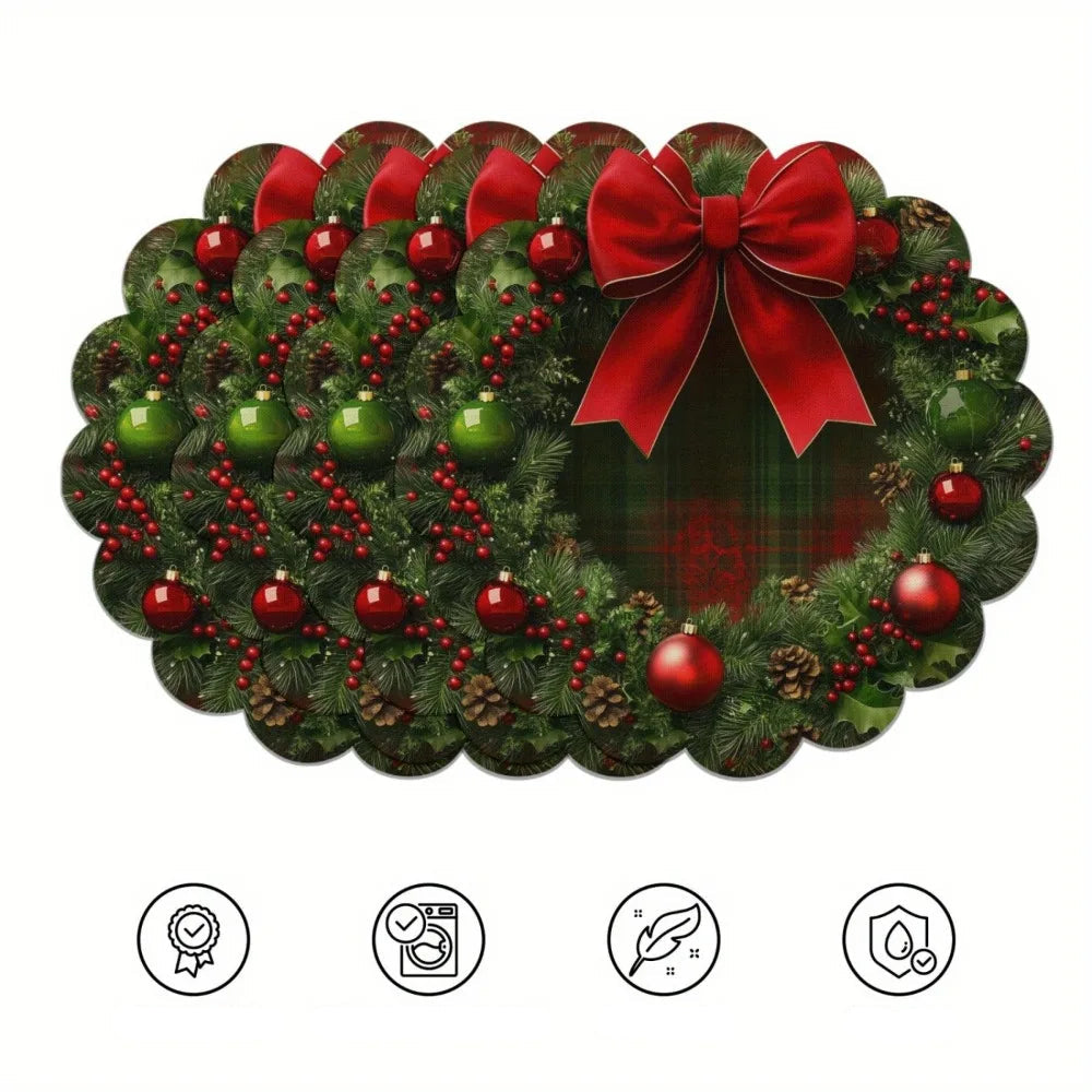 vierteiliges rundes Weihnachts Tischset im grünen Tannenkranz-Design mit roten Kugeln und großer Schleife