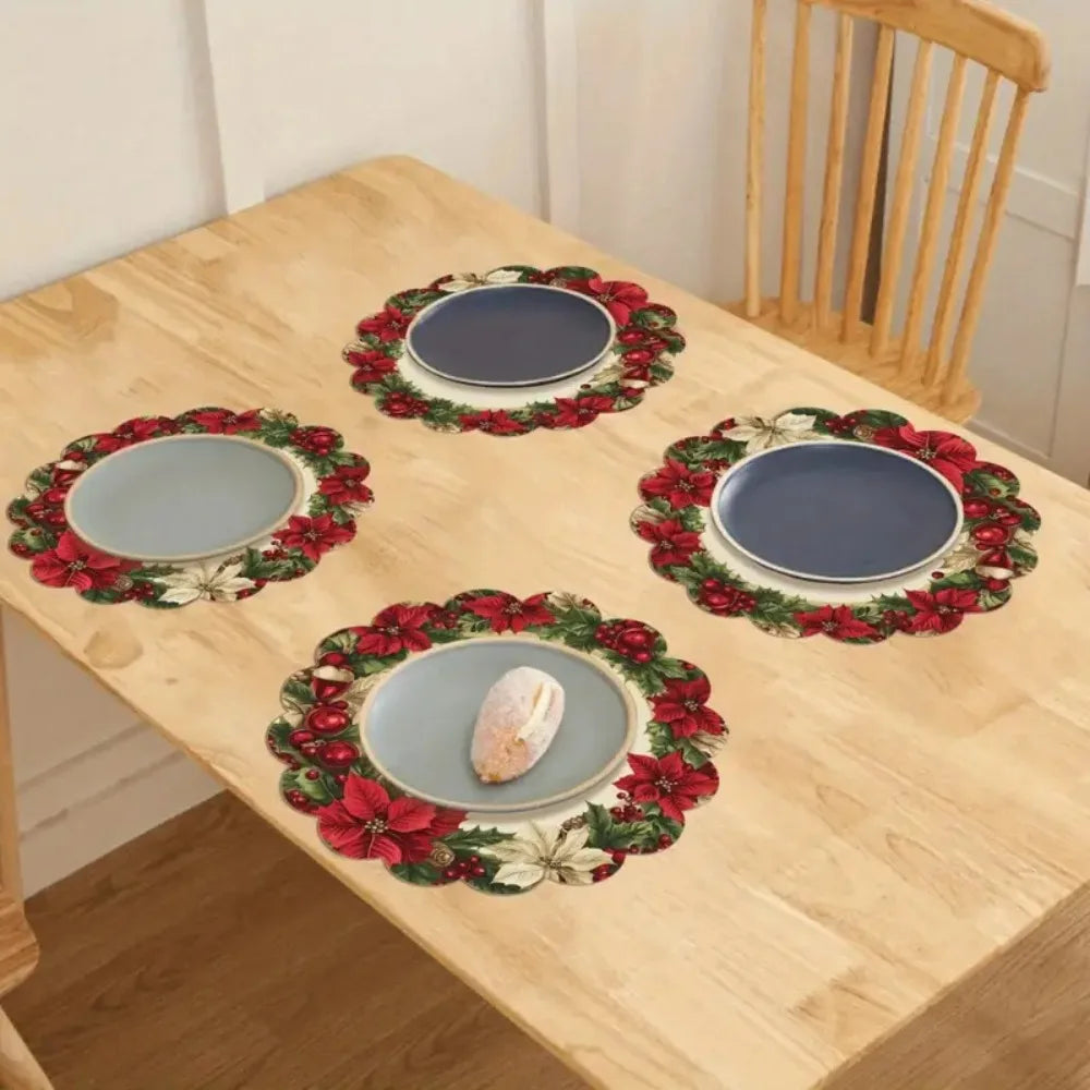 Runde Weihnachts Tischsets im Kranzdesign mit roten Beeren und Tannengrün als festliche Tischdekoration