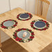 Runde Weihnachts Tischsets im Kranzdesign mit roten Beeren und Tannengrün als festliche Tischdekoration