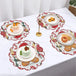 Weihnachtliche Tischsets unter Tellern und Geschirr als dekorative Platzsets für die festlich gedeckte Weihnachtstafel
