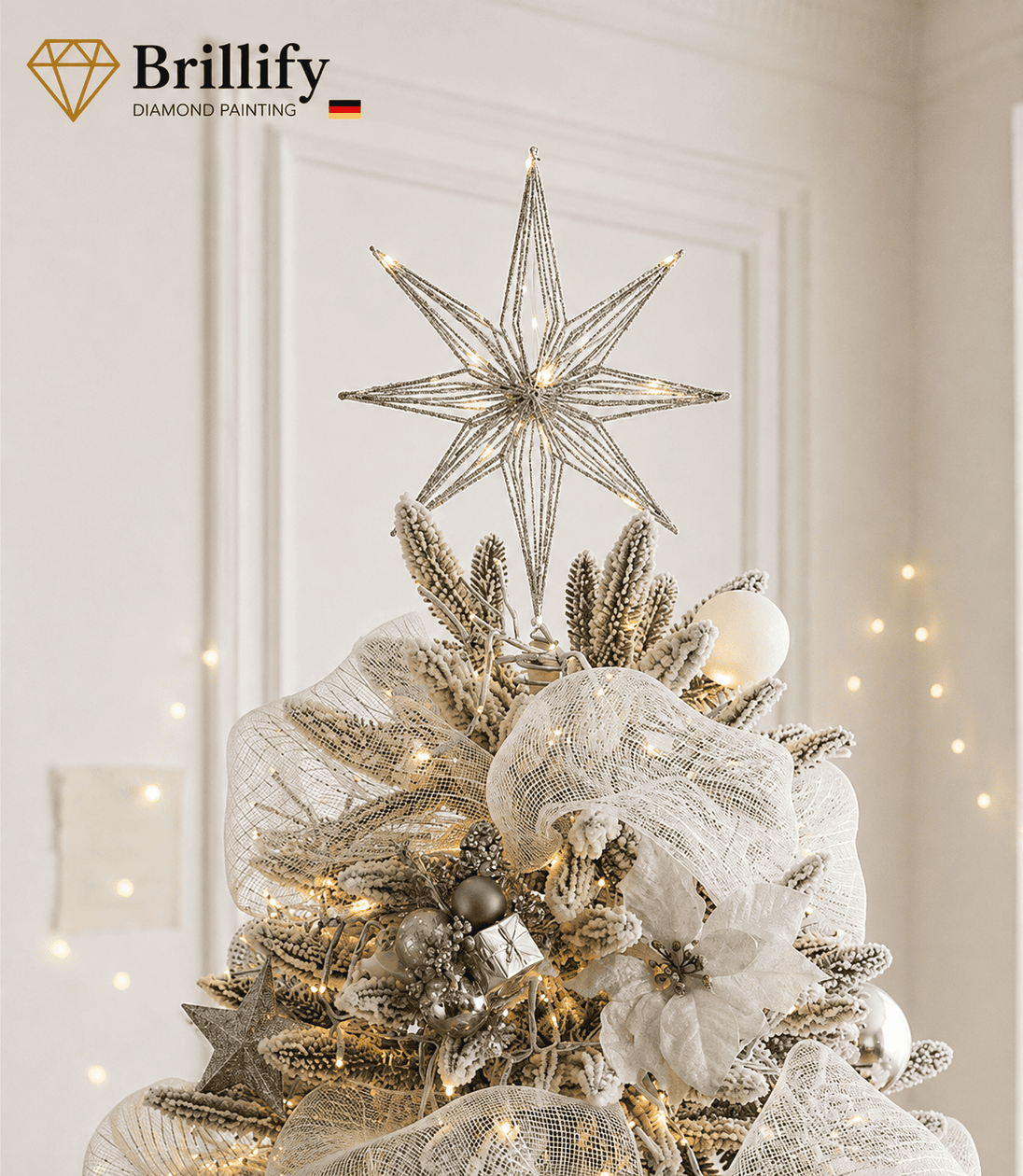 Silberner Weihnachtsstern als dekorative Baumspitze auf einem festlich geschmueckten Weihnachtsbaum