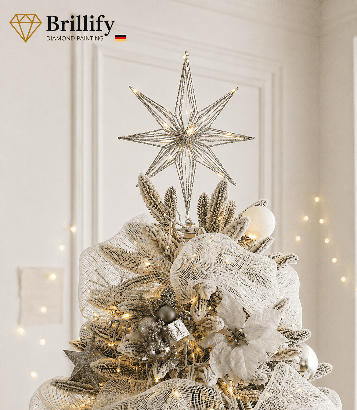 Silberner Weihnachtsstern als dekorative Baumspitze auf einem festlich geschmueckten Weihnachtsbaum
