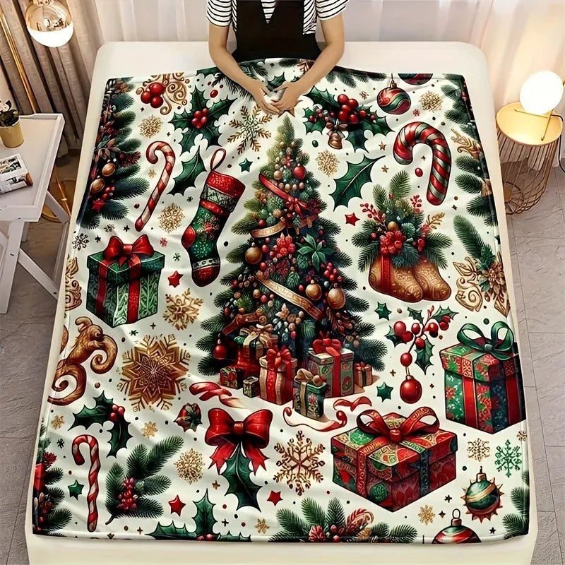 Ausgebreitete Weihnachtsdecke mit festlichem Tannenbaum, Geschenken, Zuckerstangen und traditionellen Weihnachtsmotiven