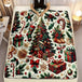 Ausgebreitete Weihnachtsdecke mit festlichem Tannenbaum, Geschenken, Zuckerstangen und traditionellen Weihnachtsmotiven