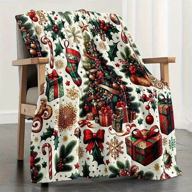 Kuschelige Weihnachtsdecke mit Tannenbaum, Geschenken, Zuckerstangen, Schneeflocken und klassischem Weihnachtsmotiv