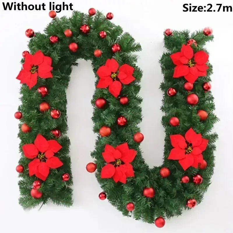 270 cm künstliche Weihnachtsgirlande in Rot ohne Beleuchtung mit roten Blüten und Weihnachtskugeln