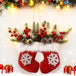 Hängende rote Weihnachtssöckchen mit weißen Schneeflocken, Tannengrün, roten Beeren und Tannenzapfen ohne LED-Beleuchtung