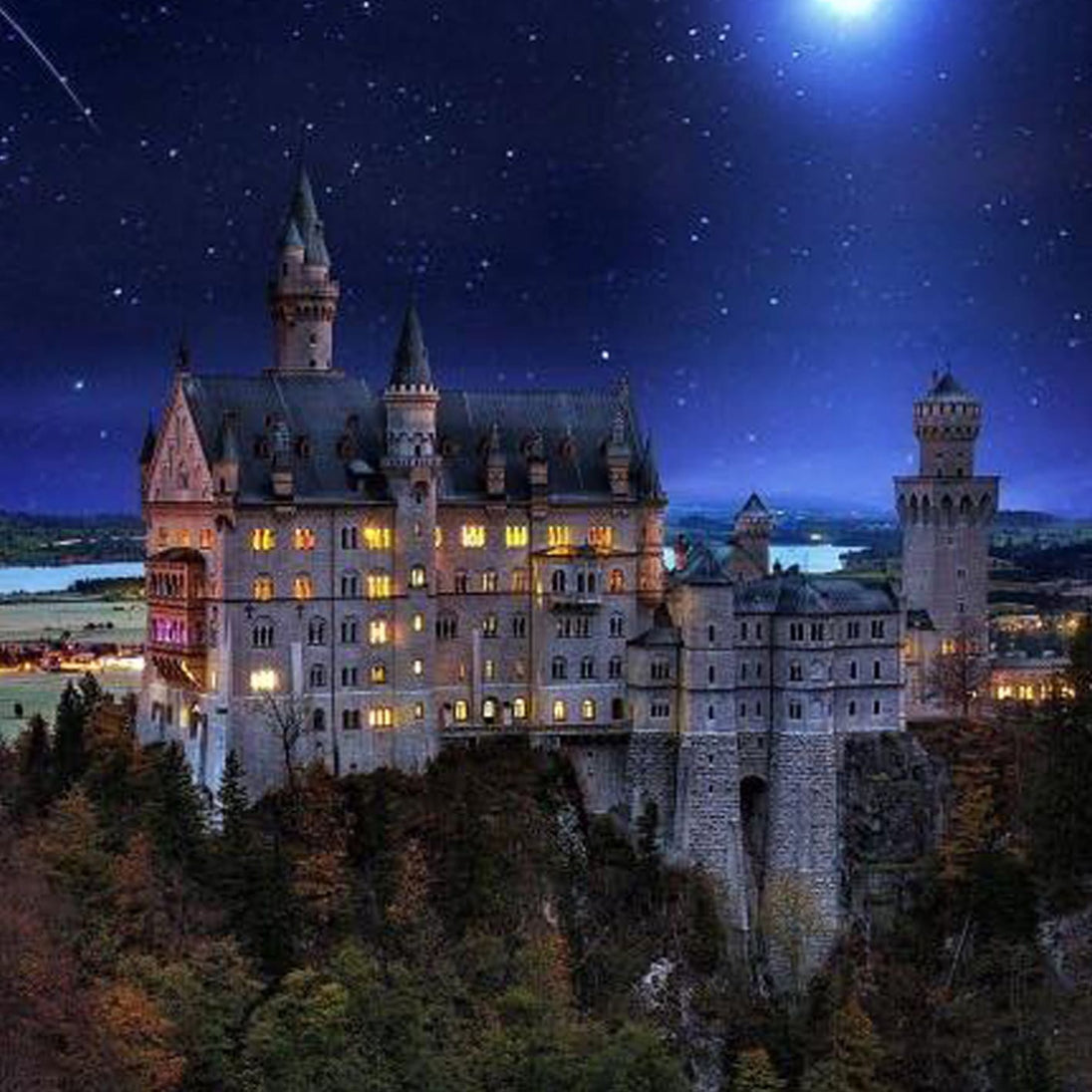 Diamond Painting Architektur Motiv des Schlosses Neuschwanstein inmitten von Bergen und Bäumen.
