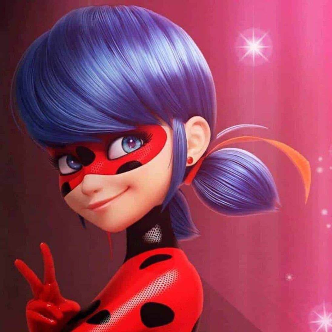 Diamond Painting mit Comic-Superheldin, roter Maske und blauen Haaren im Cartoon-Stil.
