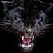 Diamond Painting Nahaufnahme eines schwarzen Panthers mit intensiv leuchtend blauen Augen im Halbschatten.
