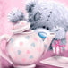 Diamond Painting mit grauem Teddy hinter einer Teekanne mit Herzmuster und kleinem Geschenk.
