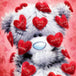 Diamond Painting mit flauschigem Teddybär und roten Herzen auf rosafarbenem Hintergrund.
