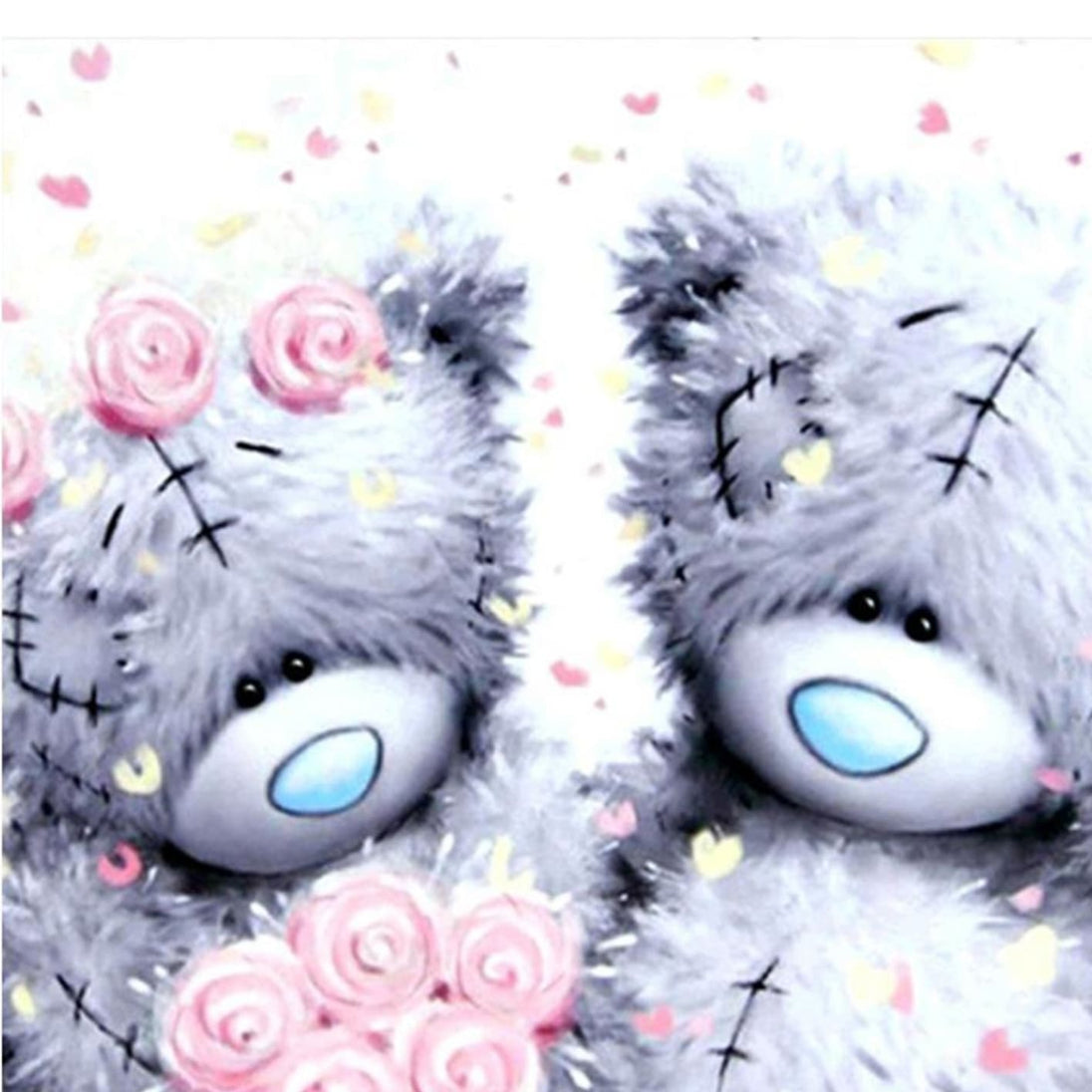 Diamond Painting mit zwei flauschigen Teddybären und rosafarbenen Rosen auf hellem Hintergrund.
