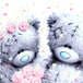 Diamond Painting mit zwei flauschigen Teddybären und rosafarbenen Rosen auf hellem Hintergrund.
