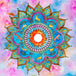 Diamond Painting ein detailliertes kreisförmiges Mandala-Ornament in Gold und Pastelltönen.
