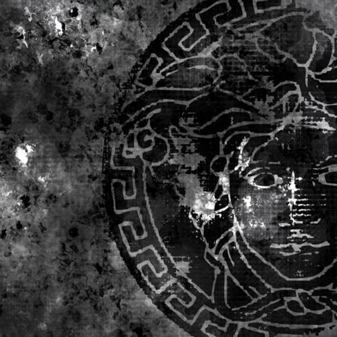 Diamond Painting mit antikem Medusen-Emblem in Schwarz-Grau auf verwittertem Grunge-Hintergrund.
