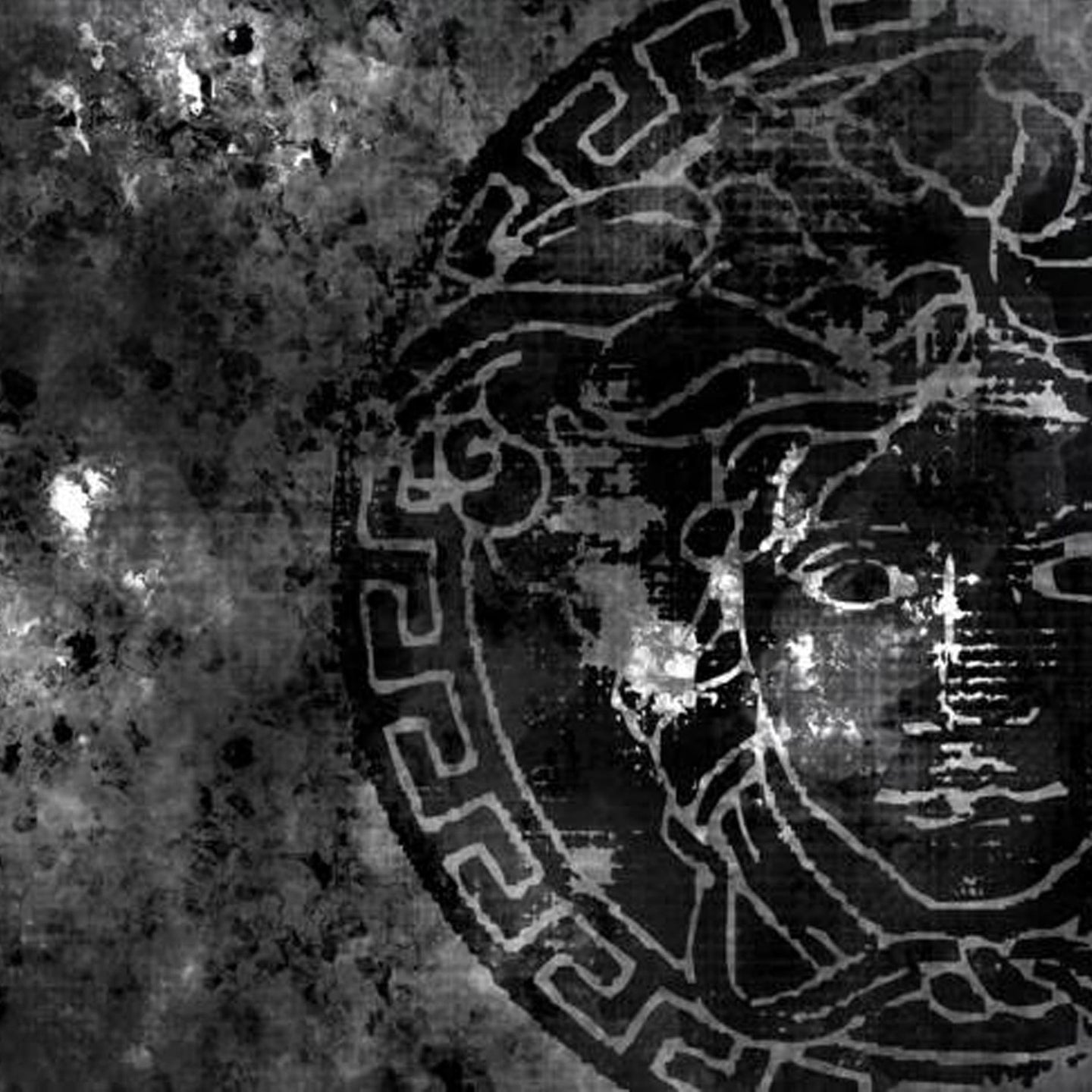 Diamond Painting mit antikem Medusen-Emblem in Schwarz-Grau auf verwittertem Grunge-Hintergrund.
