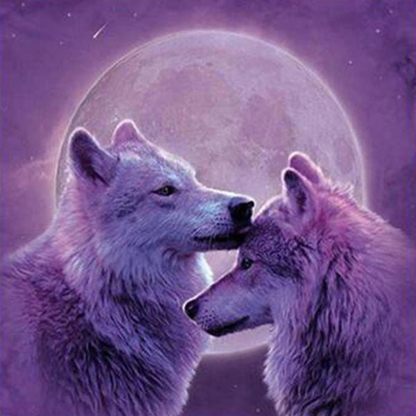 Diamond Painting zwei Wölfe die sich vor einem großen Vollmond in violettem Licht zärtlich berühren.