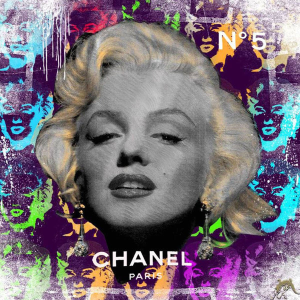 Diamond Painting Marilyn Monroe Porträt im Mixed-Media-Stil mit Chanel Schriftzug und lila Hintergrund.