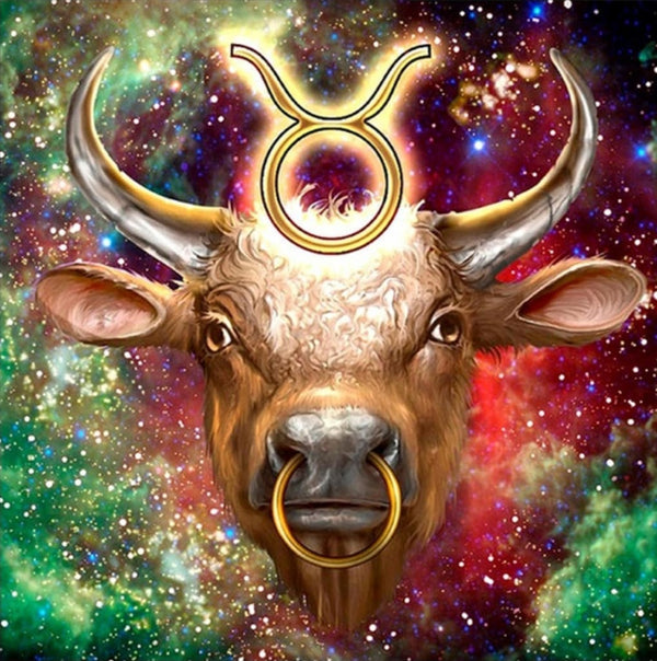 Diamond Painting mit Stierkopf, großen Hörnern und Stier-Symbol vor farbigem Sternenhimmel.
