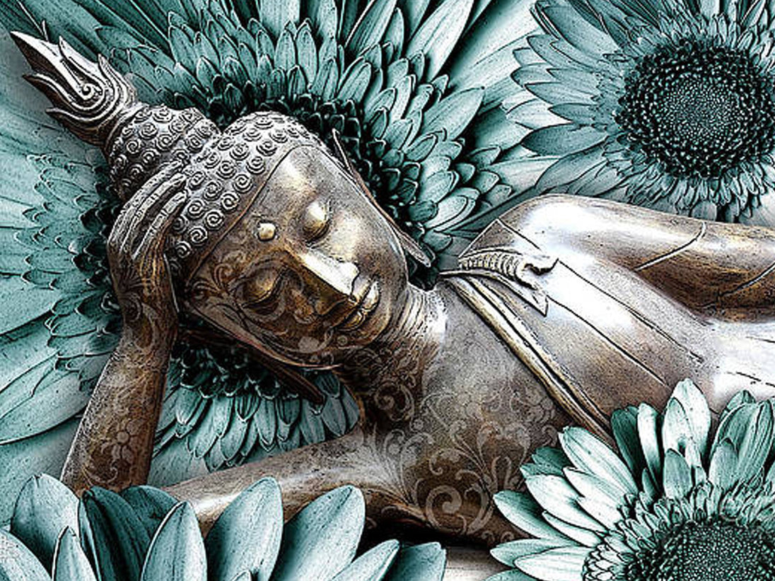 Diamond Painting eines liegenden Buddhas in Bronzeoptik auf einem Hintergrund aus großen türkisen Blumen. 