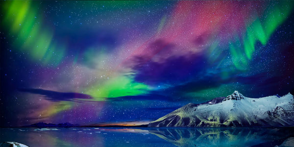 Diamond Painting Panorama der grünen und lila Nordlichter über einem schneebedeckten Berg und See. 